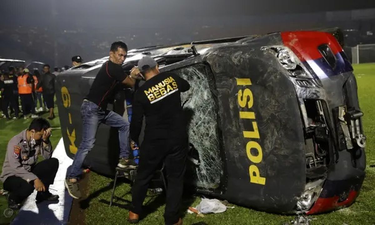 ۱۸۲ کشته در درگیری در استادیوم فوتبال اندونزی/ ویدئو