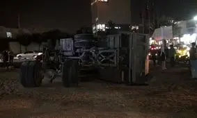 صحنه واژگونی هولناک یک کامیون پس از برخورد با چند خودرو در میدان طالقانی کرج/ ویدئو