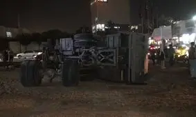 صحنه واژگونی هولناک یک کامیون پس از برخورد با چند خودرو در میدان طالقانی کرج/ ویدئو