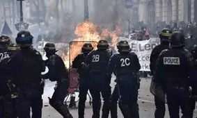 درگیری ماموران پلیس فرانسه با شرکت‌کنندگان در راهپیمایی روز جهانی کارگر/ ویدئو