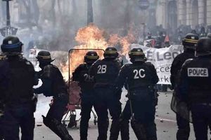 درگیری ماموران پلیس فرانسه با شرکت‌کنندگان در راهپیمایی روز جهانی کارگر/ ویدئو