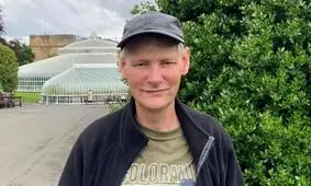 از رفتگری تا نقاشی: سرنوشت هنرمندی که ۳۰ سال خیابان های گلاسکو را جارو زد