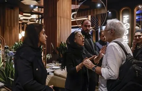 دورهمی هنرمندان در چهلم مجلل اکبر عبدی/ ویدئو 