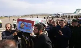 استقبال از پیکر مطهر شهید مالک رحمتی در منزل پدری/ ویدئو
