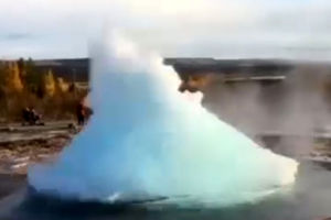 شلیک آب جوش تا ارتفاع ۴۰ متری از یک آبفشان عجیب/ ویدئو