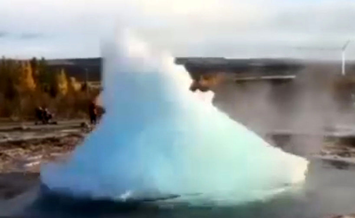 شلیک آب جوش تا ارتفاع ۴۰ متری از یک آبفشان عجیب/ ویدئو