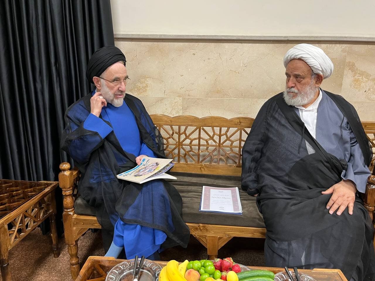 سید محمد خاتمی و ابطحی به دیدار شیخ انصاریان رفتند/ حسین انصاریان تالیفات معنوی فراوانی دارد