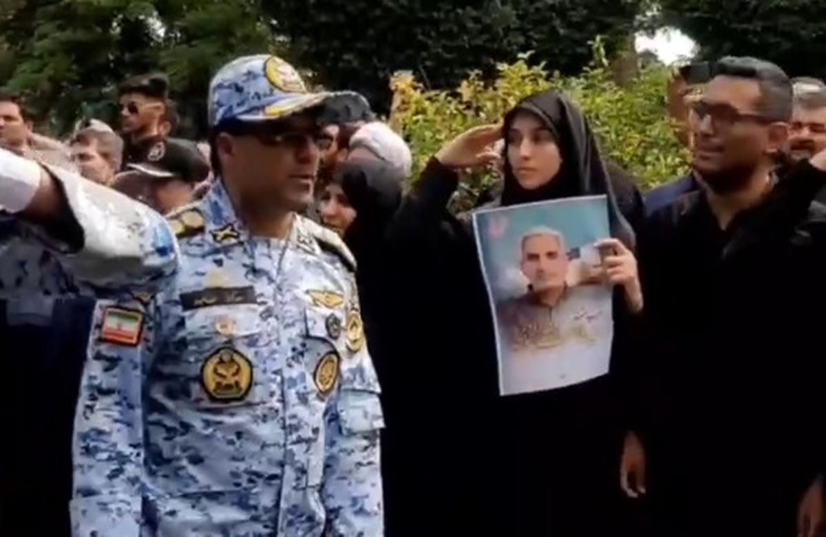 ادای احترام نظامی دختران خلبان سید طاهر مصطفوی به پیکر پدرشان/ ویدئو