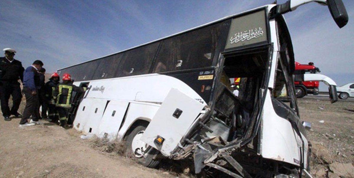 برخورد کامیون با مسافران اتوبوس در طبس ۳ کشته بر جای گذاشت