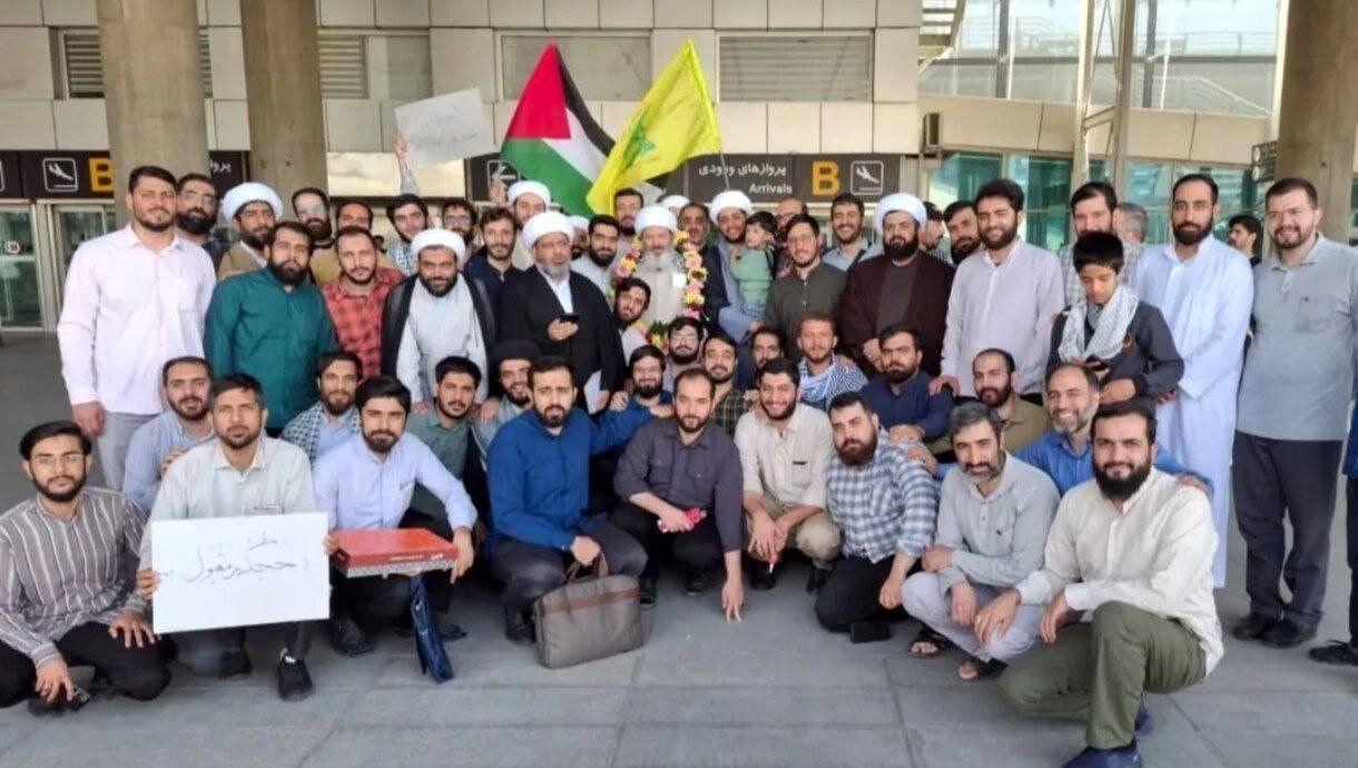 اولین تصاویر از قاسمیان در تهران پس از جنجال های اخیر/ استقبال با حلقه گل در فرودگاه