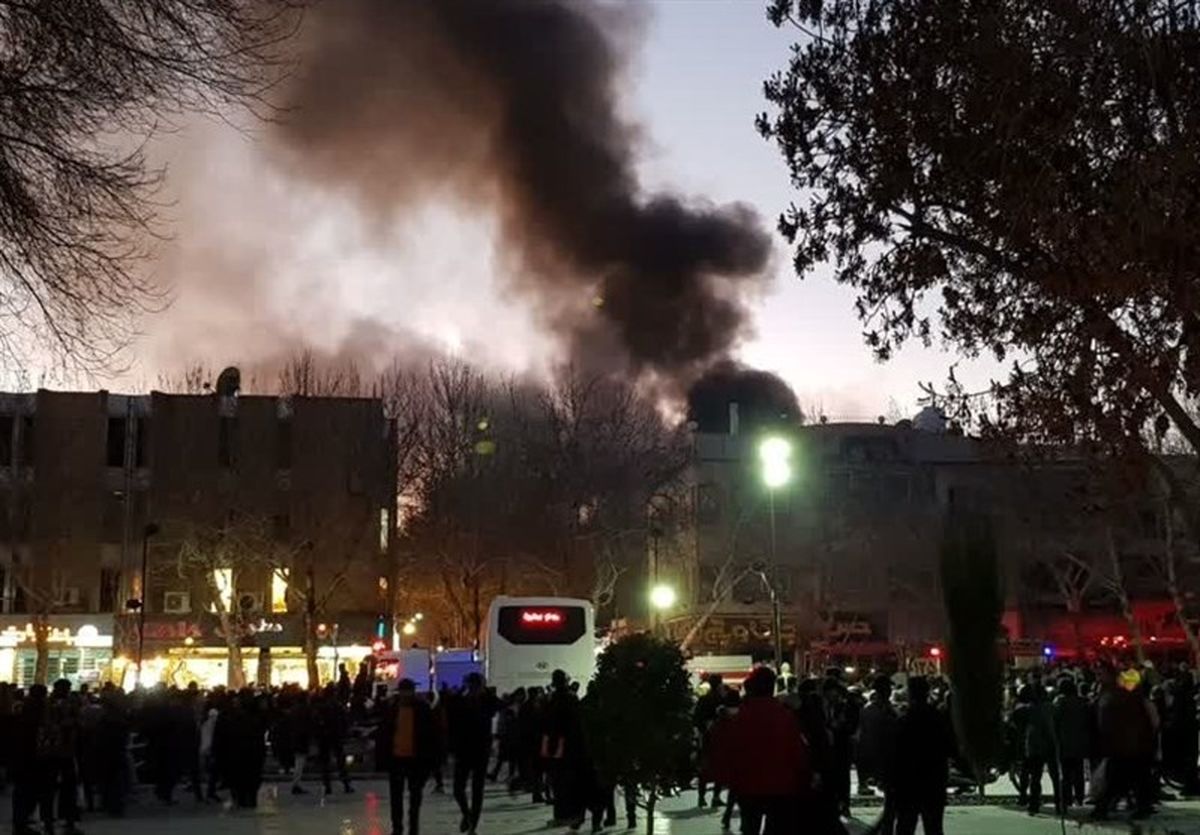 آتش سوزی گسترده در بازار آزادی اصفهان/ ۱۱ نفر مصدوم شدند 