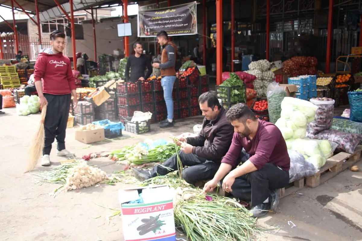رئیس اتحادیه بار فروشان تهران: از ۵ اردیبهشت قیمت گوجه فرنگی زیر ۱۰ هزار تومان خواهد شد؛ سیب‌زمینی هم همین طور / پیاز در میدان اصلی میوه و تره‌بار خریدار ندارد / ۴۰ سال است که تقاضا می‌کنیم مسئولان برنامه‌ریزی کنند کشاورز بداند چه میزان کشت کند