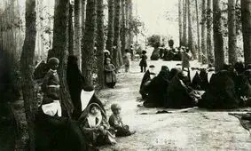 ژست جالب زنان یک خانواده در سیزده بدر ۱۱۲ سال پیش