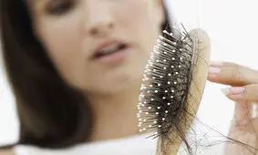 جلوگیری از ریزش مو با این توصیه ساده طب‌سنتی
