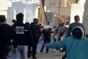 درگیری مقابل فرمانداری فسا/ تکذیب کشته شدن یک نفر در اتفاقات امروز/ 3 مامور نیروی انتظامی زخمی و 4 مهاجم دستگیر شدند/ ویدئو