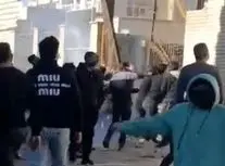 درگیری مقابل فرمانداری فسا/ تکذیب کشته شدن یک نفر در اتفاقات امروز/ 3 مامور نیروی انتظامی زخمی و 4 مهاجم دستگیر شدند/ ویدئو