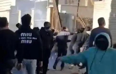 درگیری مقابل فرمانداری فسا/ تکذیب کشته شدن یک نفر در اتفاقات امروز/ 3 مامور نیروی انتظامی زخمی و 4 مهاجم دستگیر شدند/ ویدئو