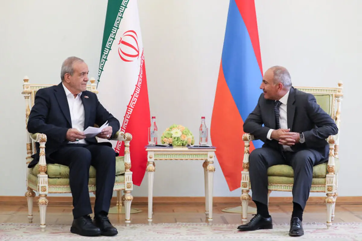 مذاکرات دوجانبه پزشکیان و پاشینیان برگزار شد/ امضای یک بیانیه مشترک و ۱۰ سند همکاری میان ایران و ارمنستان