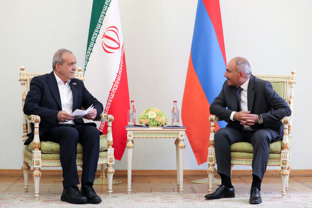 مذاکرات دوجانبه پزشکیان و پاشینیان برگزار شد/ امضای یک بیانیه مشترک و ۱۰ سند همکاری میان ایران و ارمنستان