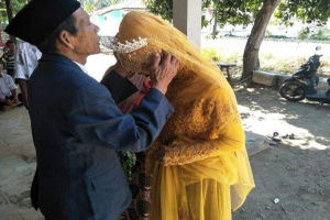 ازدواج پیرمرد ۸۳ ساله با دختر ۲۷ ساله!