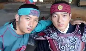 سفر در زمان: «جومونگ در کنار بدلکارش» در پشت صحنه سریال جومونگ؛ سال 1384/ عکس

