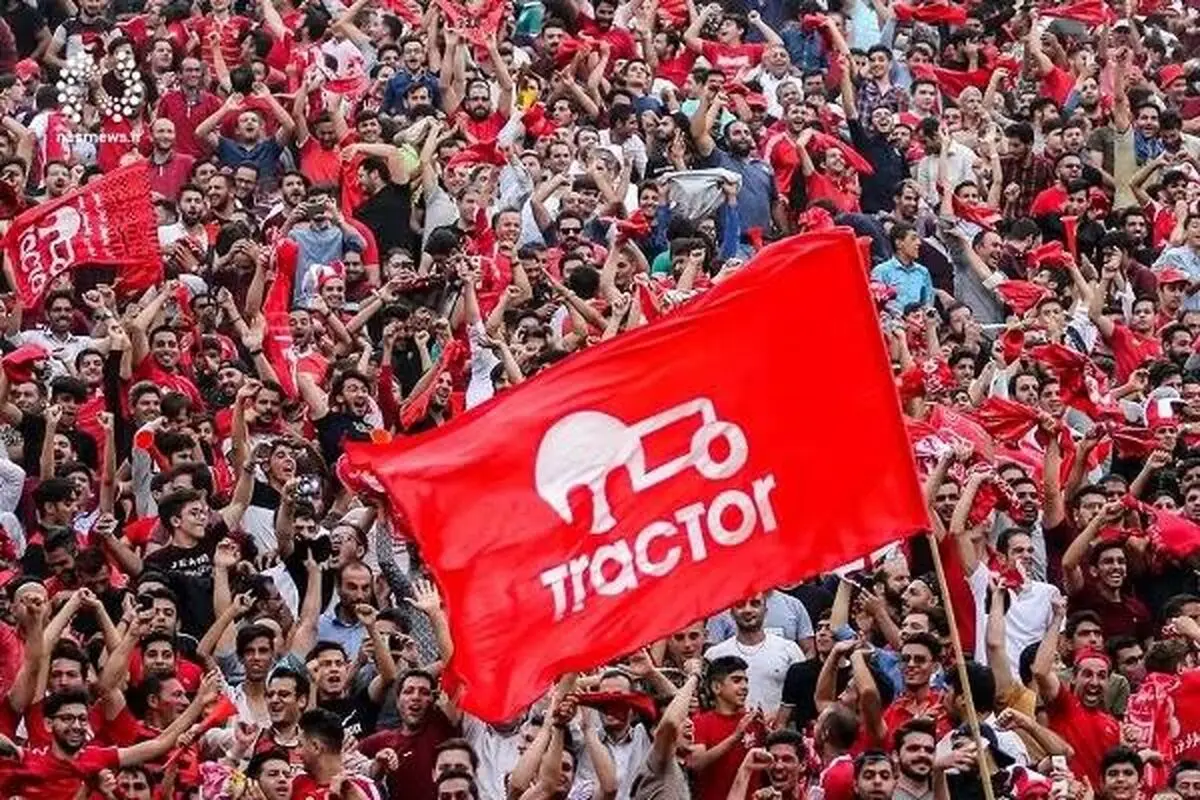 سر و صدا و شعار هواداران تراکتور مقابل هتل پرسپولیس/ ویدئو
