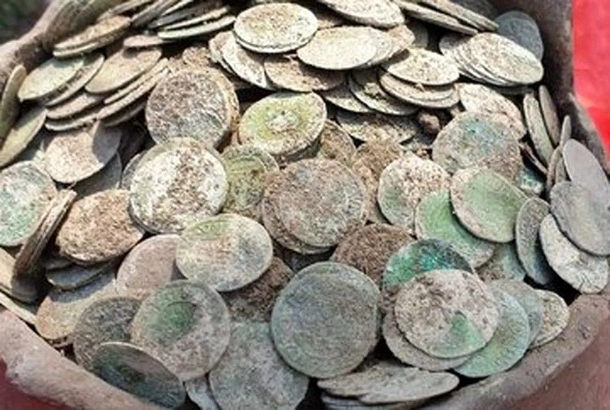 کوزه ای با 7 هزار سکه باستانی در دل یک زمین کشاورزی/ عکس