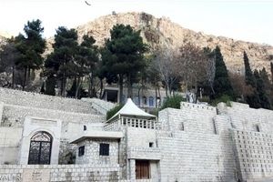 آرامگاه خواجوی کرمانی در کجا واقع است؟