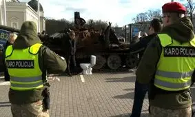 دردسر تانک روسی در لیتوانی/ از گل حامیان تا دستشویی مخالفان

