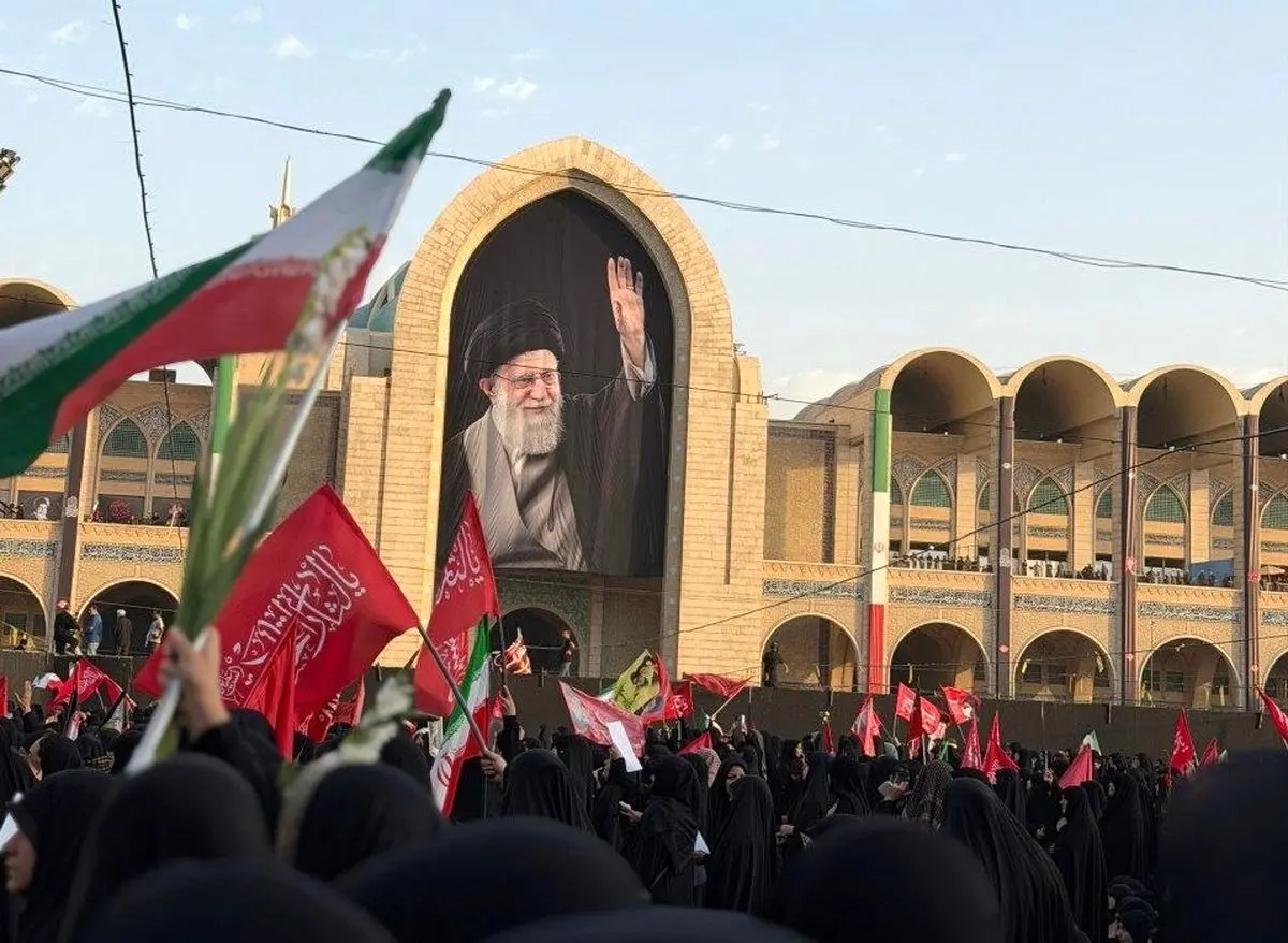 حال و هوای محل استقرار خبرنگاران در مصلی تهران برای پوشش مراسم وداع با رهبر شهید


