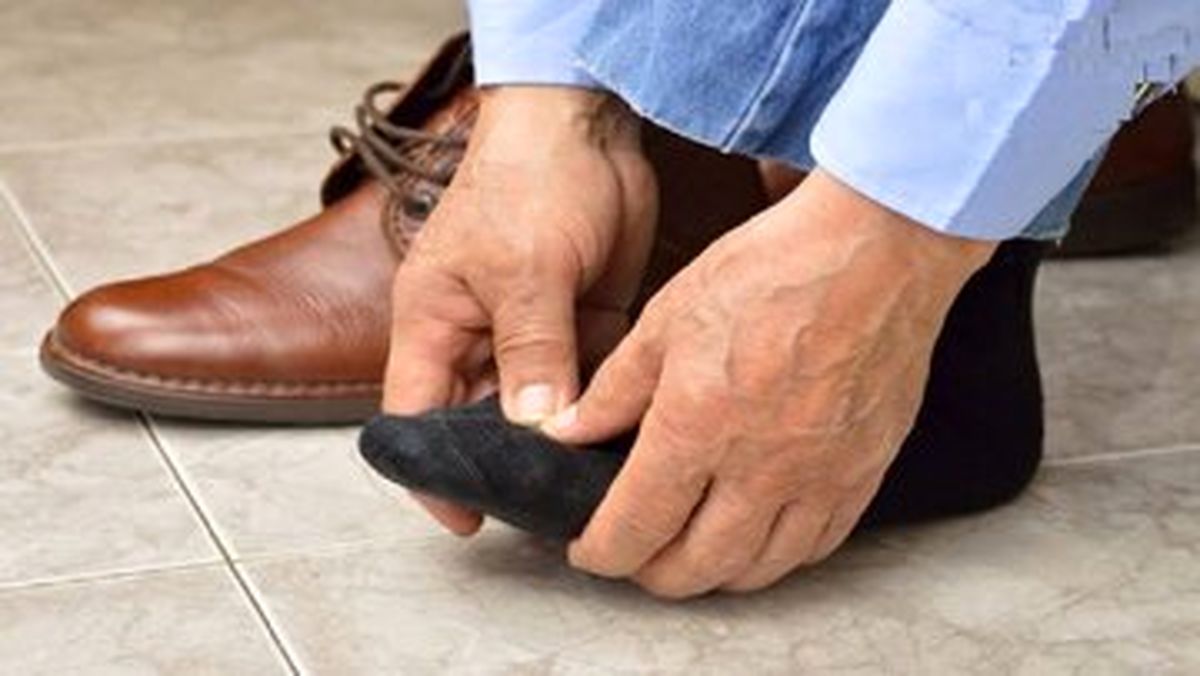 چرا نباید در هواپیما کفشهای خود را در بیاوریم؟
