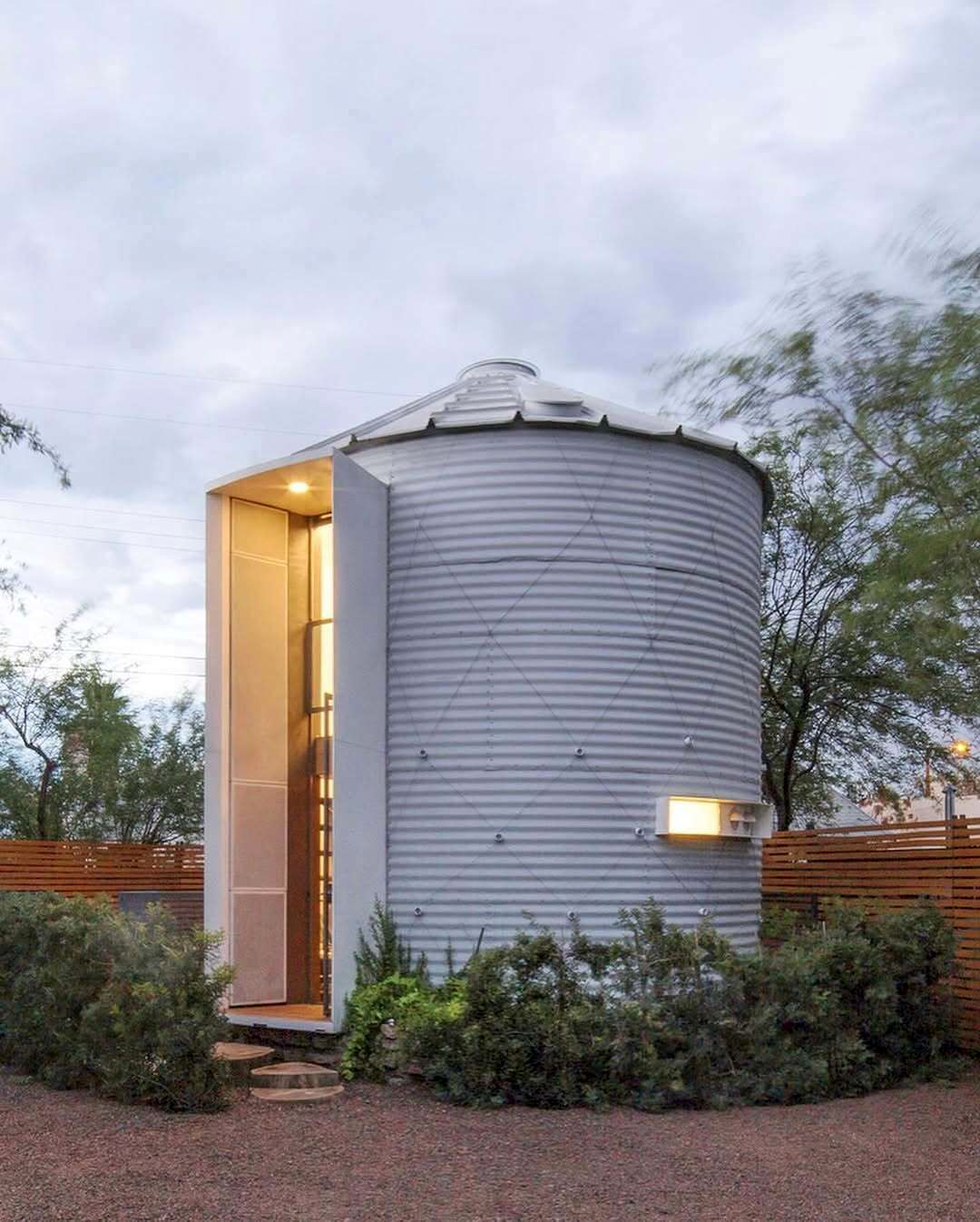 پروژه نوآورانه «خانه سیلو» در فینیکس آریزونا، بازسازی یک سیلو غلات قدیمی به یک خانه ریزمقیاس (۲۱ متر مربع) و مدرن، که مفهوم مسکونی را در یک سازه غیرمرسوم بازتعریف می‌کند