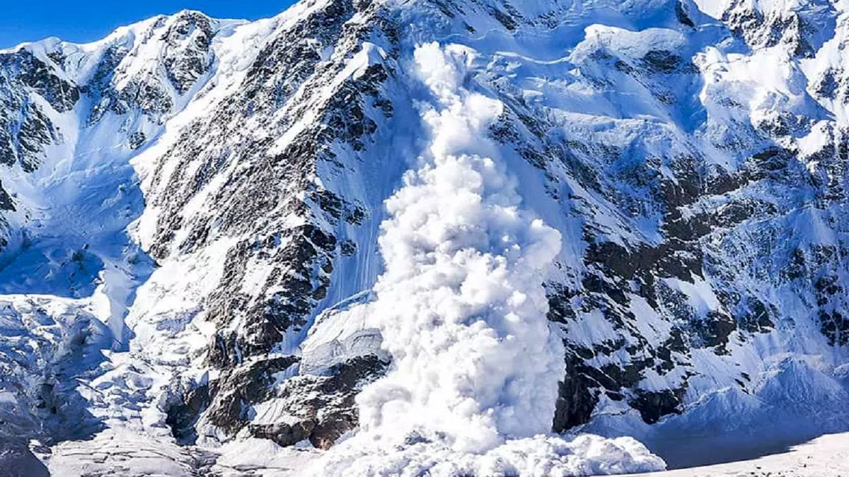 جاده چالوس به علت ریزش بهمن مسدود است