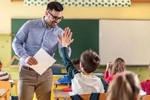 کادوی جالب و خلاقانه یک معلم به دانش‌آموزانش/ ویدئو