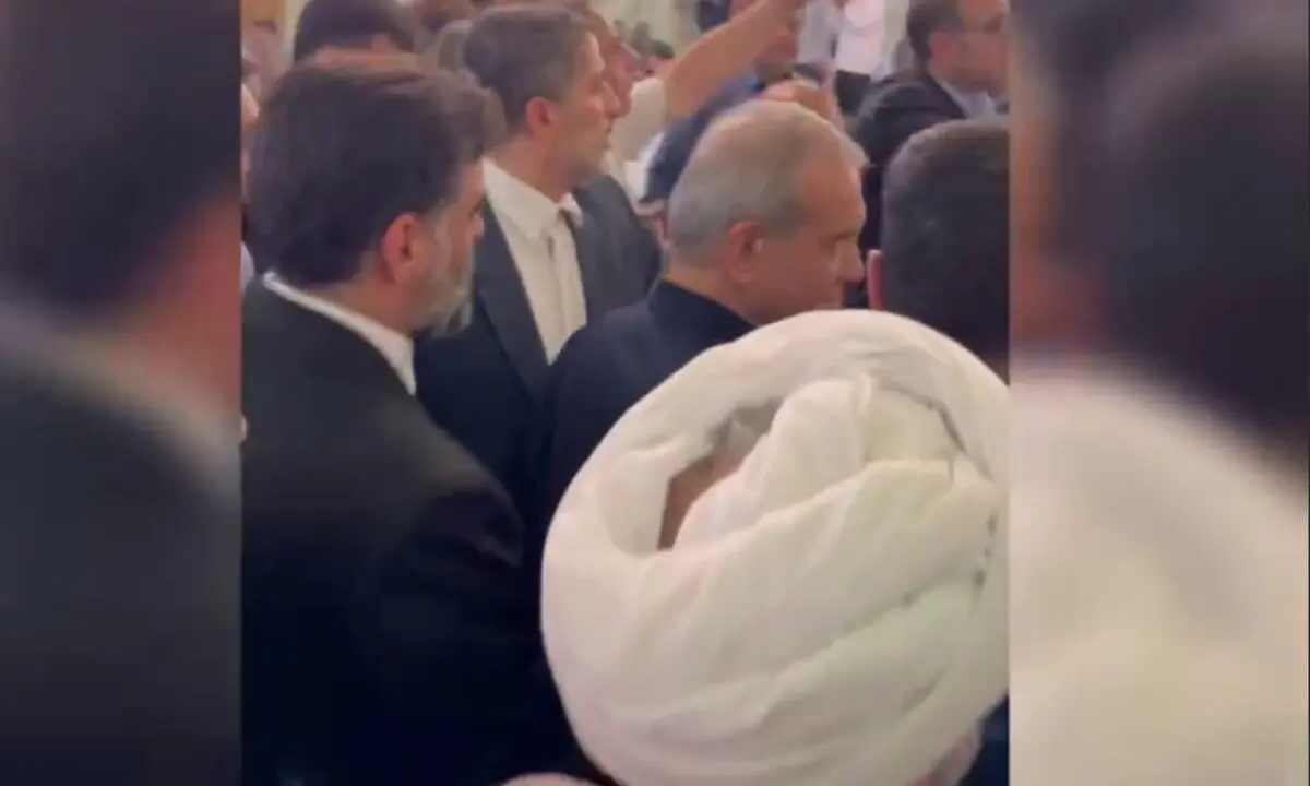 شعار «مرگ بر منافق» توسط برخی افراد تندرو علیه پزشکیان در حرم شاه عبدالعظیم/ ویدئو

