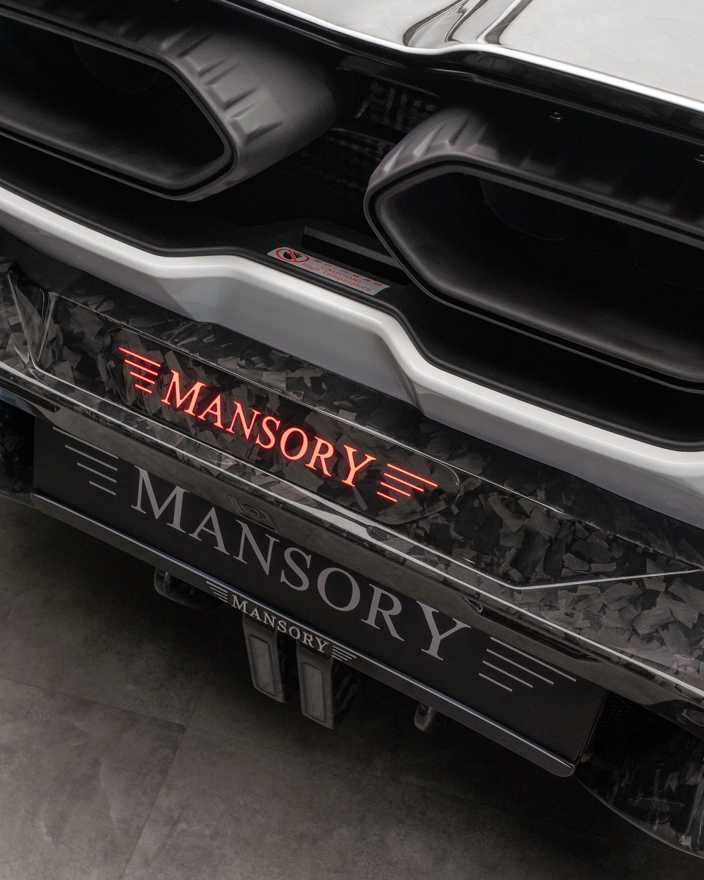 لامبورگینی روئلتو با پکیج سفارشی‌سازی «Initiate» منصوری، که با ارتقای قدرت به ۱۰۷۰ اسب بخار، شتاب صفر تا صد ۲.۴ ثانیه‌ای و بدنه فیبر کربنی، مرزهای عملکرد این ابرخودرو را جابه‌جا کرده است