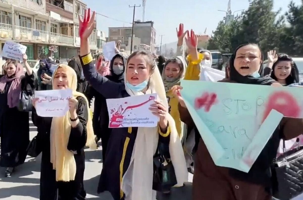 تظاهرات زنان افغانستانی پس از کشتار شیعیان/ ویدئو

