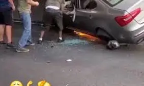 نجات یک زن گیر کرده در خودرو توسط مردم/ ویدئو