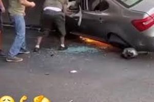 نجات یک زن گیر کرده در خودرو توسط مردم/ ویدئو