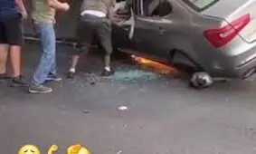 نجات یک زن گیر کرده در خودرو توسط مردم/ ویدئو