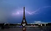 لحظه اصابت صاعقه به برج ایفل/ ویدئو