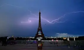 لحظه اصابت صاعقه به برج ایفل/ ویدئو