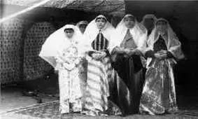 سفر در زمان؛ جمعیت تماشاچی در مراسم عروسی «بی‌بی خاور»؛ 102 سال قبل 