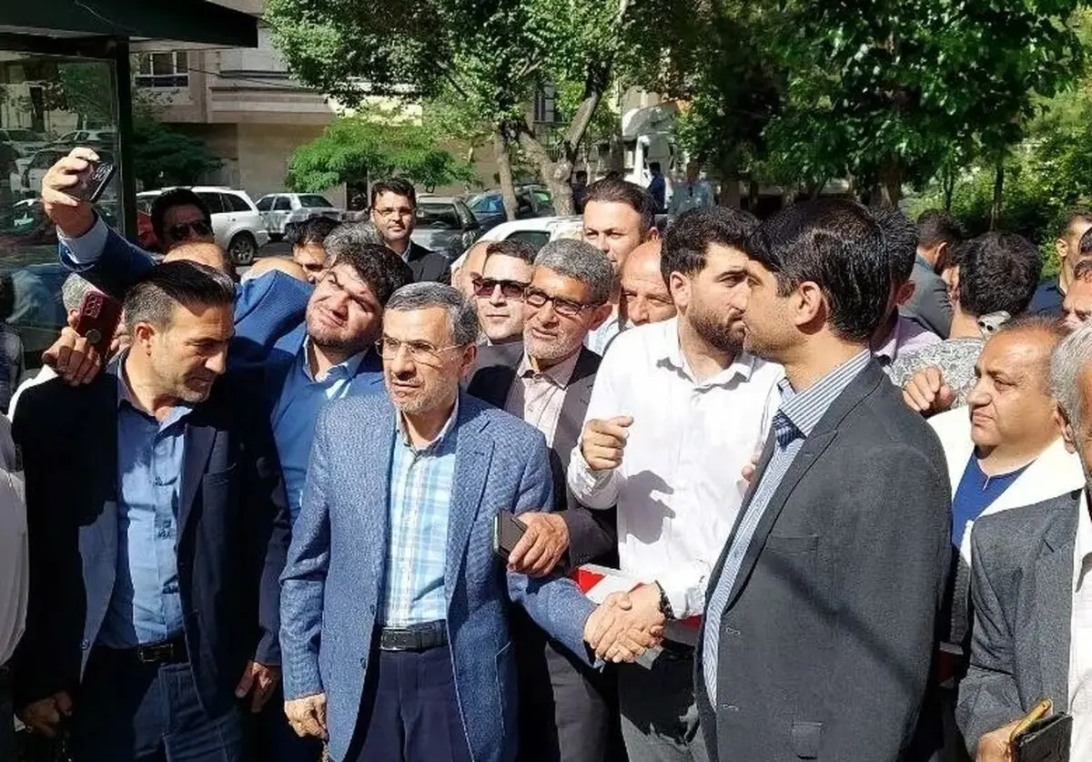 حضور احمدی نژاد و تعدادی از طرفدارانش در میدان ۷۲ نارمک/ تصاویر
