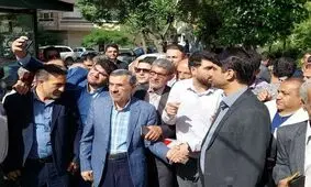 حضور احمدی نژاد و تعدادی از طرفدارانش در میدان ۷۲ نارمک/ تصاویر
