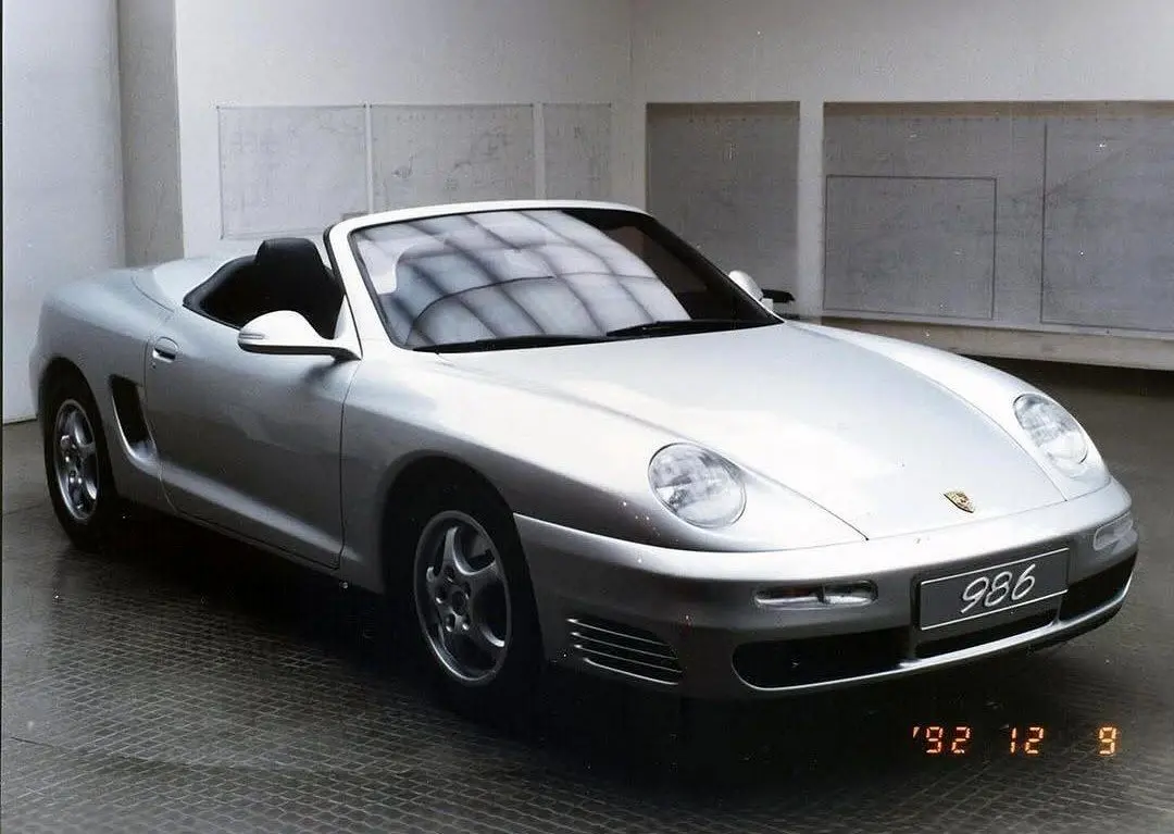 تصویری از طرح‌های پیشنهادی شرکت طراحی برتونه برای خودروهای اسپرت پورشه ۹۱۱ (کد ۹۹۶) و پورشه باکستر (کد ۹۸۶) مربوط به سال ۱۹۹۲؛ این طرح‌ها نمایانگر تلاش پورشه برای صرفه‌جویی در هزینه‌ها از طریق اشتراک‌گذاری قطعات بین دو مدل در دوران بحران مالی هستند.