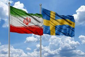تجمع مقابل سفارت ایران در استکهلم و حمله به یکی از کارمندان/ وزیر خارجه با کاردار موقت ایران تماس گرفت/ پلیس سوئد ۵ نفر از مهاجمین را بازداشت کرد