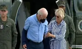 ناتوانی جو بایدن در پوشیدن کتش/ ویدئو

