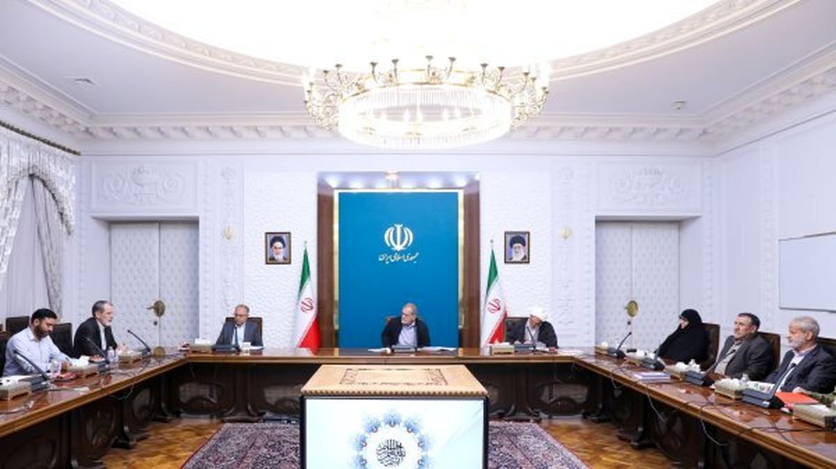 دیدار پزشکیان با اعضای جبهه پایداری/ نباید به گونهای رفتار کنیم که مردم تصور کنند ما دشمن آنها هستیم/ گفتمان دولت در ایجاد وحدت و انسجام نه یک انتخاب بلکه نیاز مبرم حال و آینده کشور است