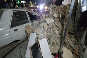 ریزش ساختمان در یافت آباد؛ نجات زنده ۴ نفر از زیر آوار